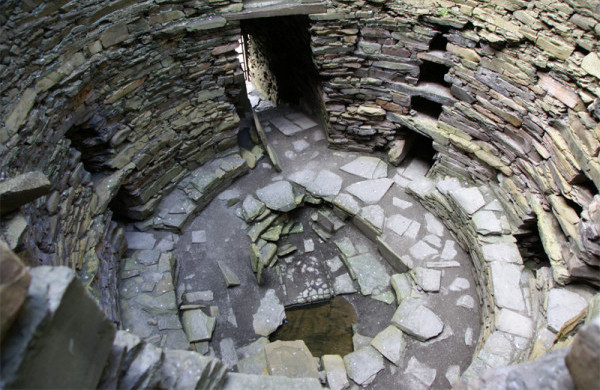 Mousa_Broch_Interior_Wiki